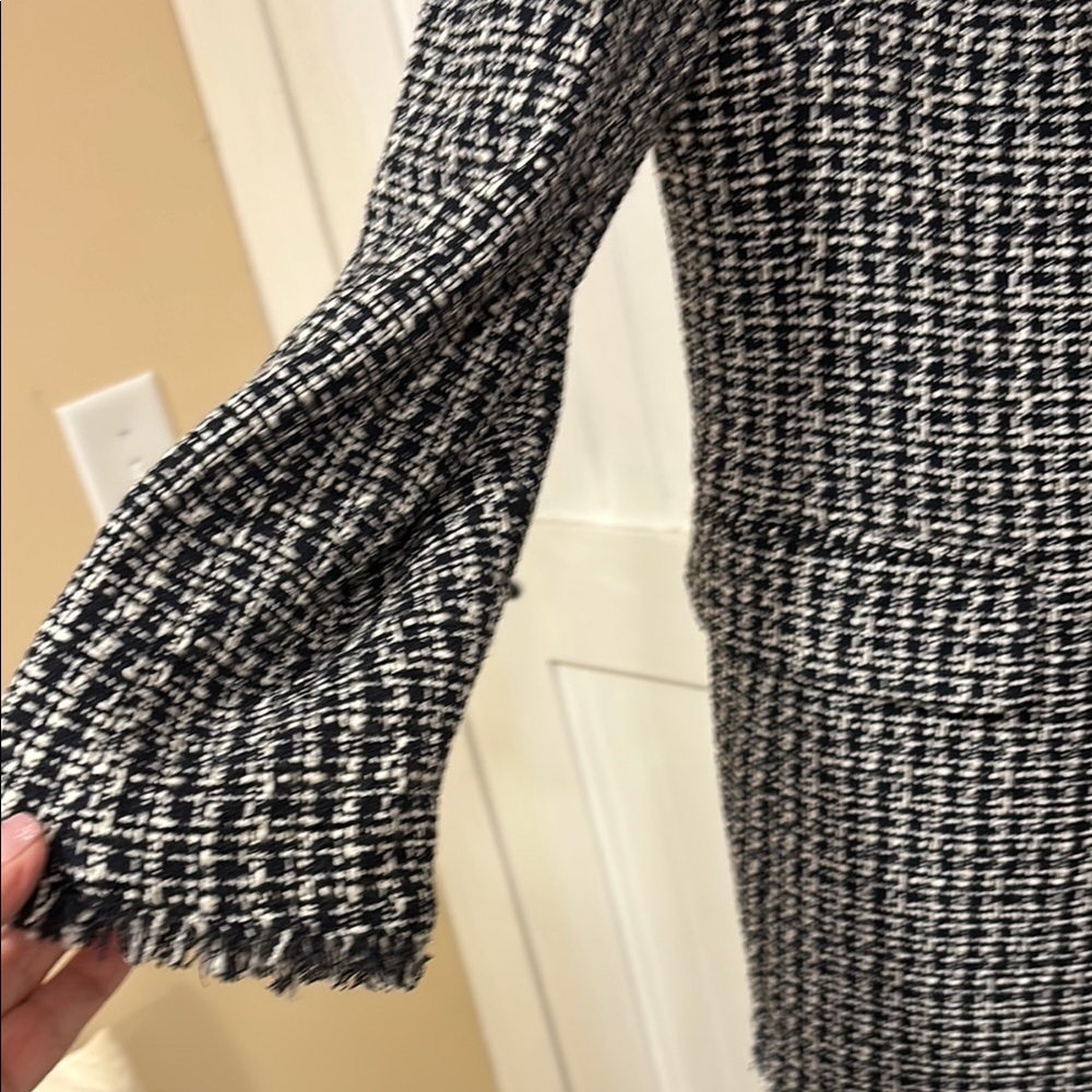 Banana republic Black & White Tweed coat with distressed accents. size L. - Picture 4 of 9